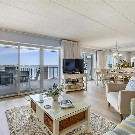 Harbour Island Apartment